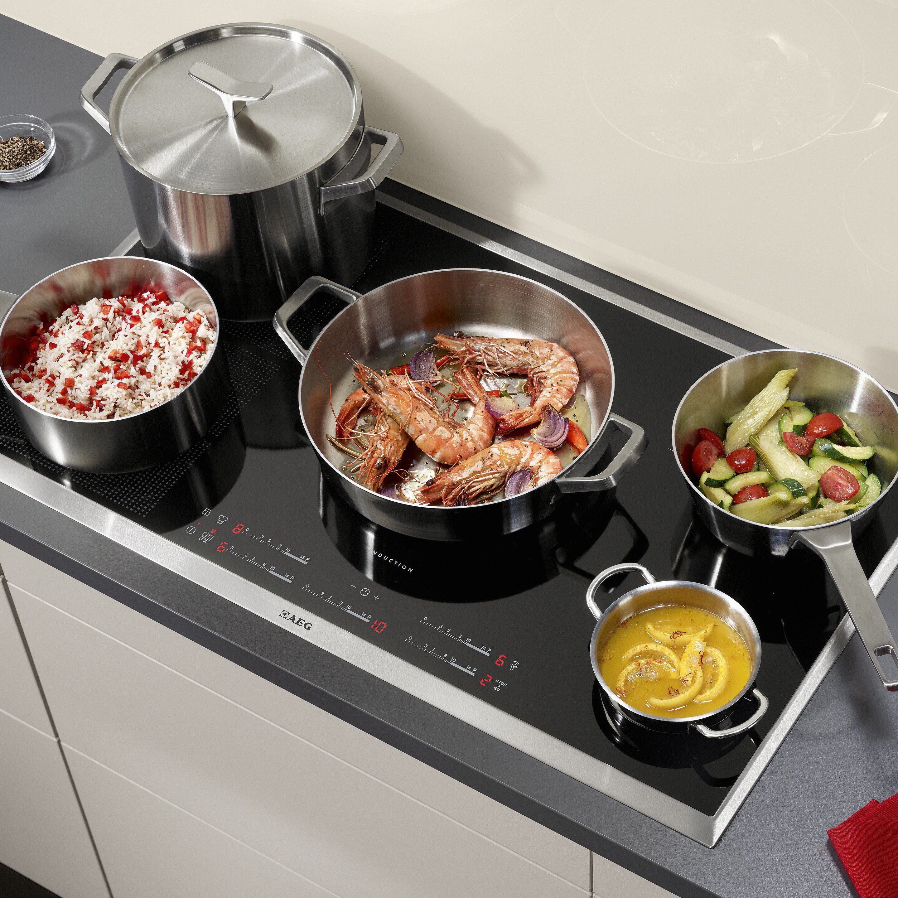 Electroluxova indukcijska kuhalna plošča, uporabljena za kuhanje različnih živil