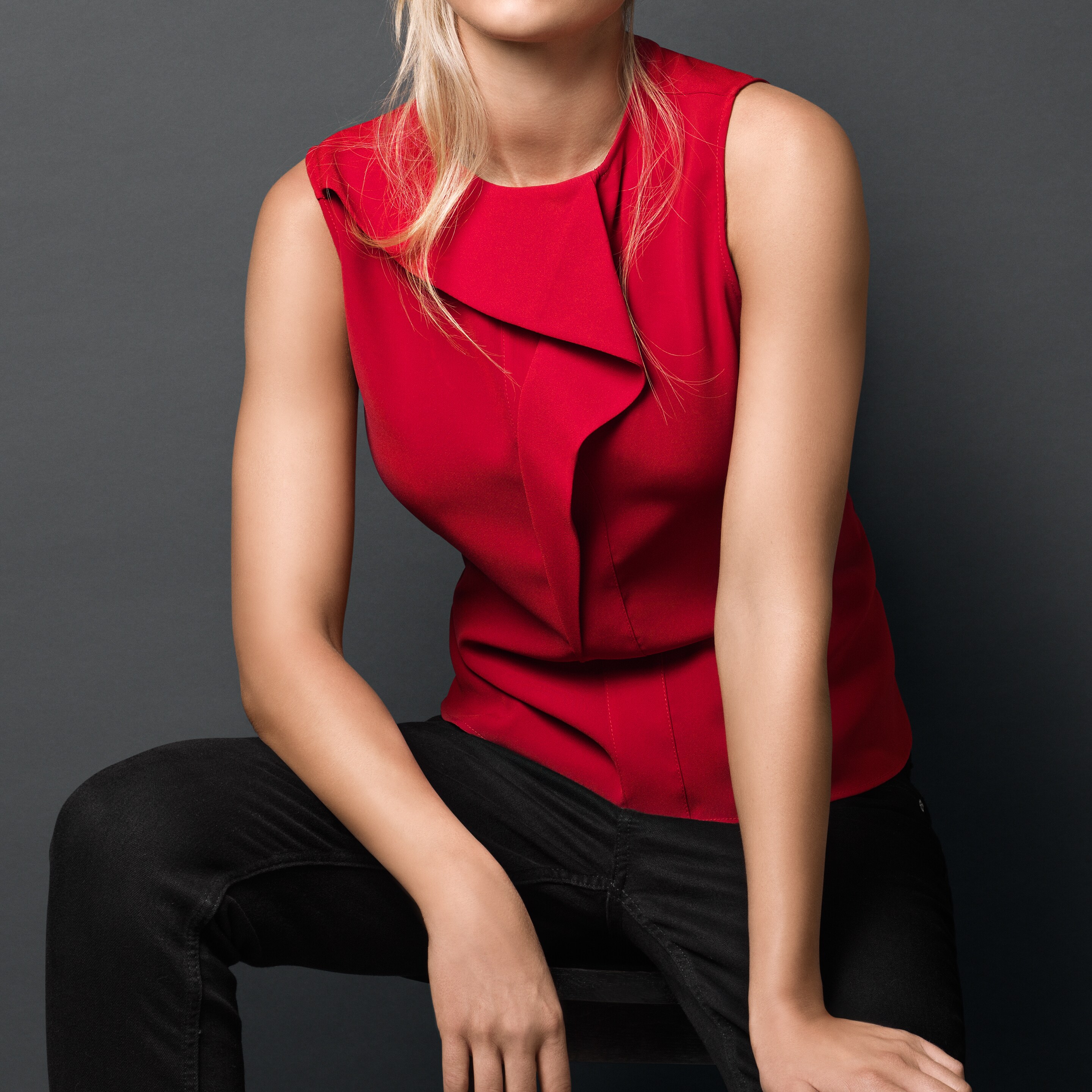 Ženska, ki uživa v svojem doma opranem zelenem volnenem puloverju in šalu